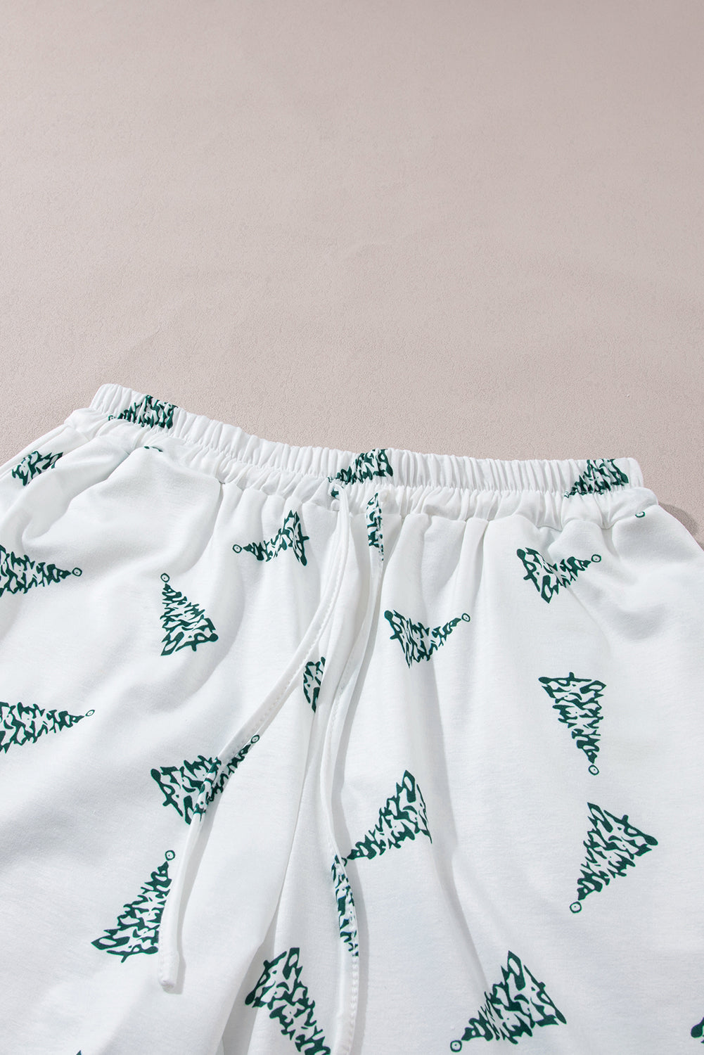 Green Christmas Tree Print Tee & White Pants Loungewear Set